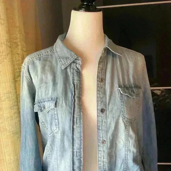 Calvin Klein button down denim shirt. Spring/summer start - Picture 2 of 5